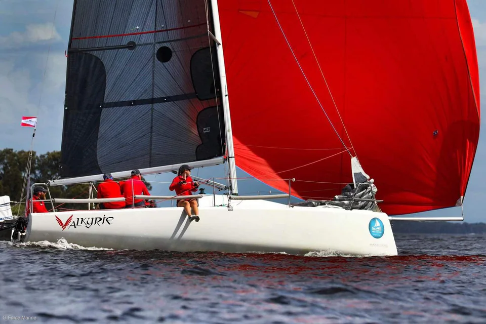Fareast 28R navegando en regata