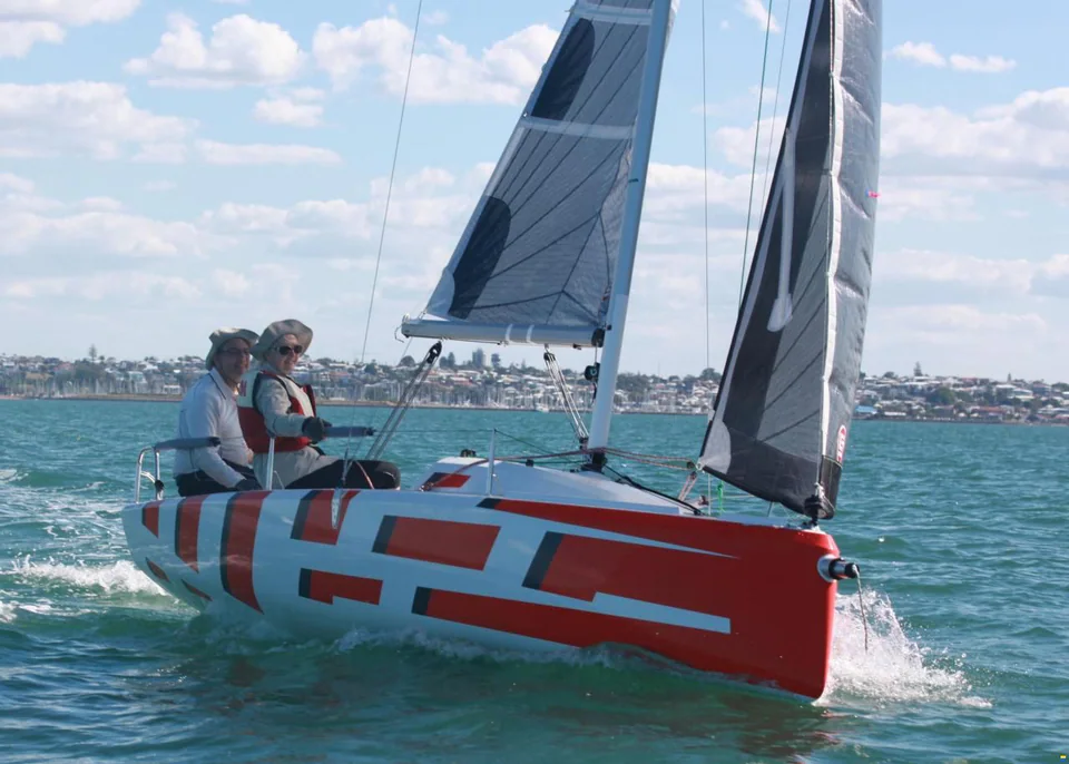 Red Fareast 19R navegando across open water