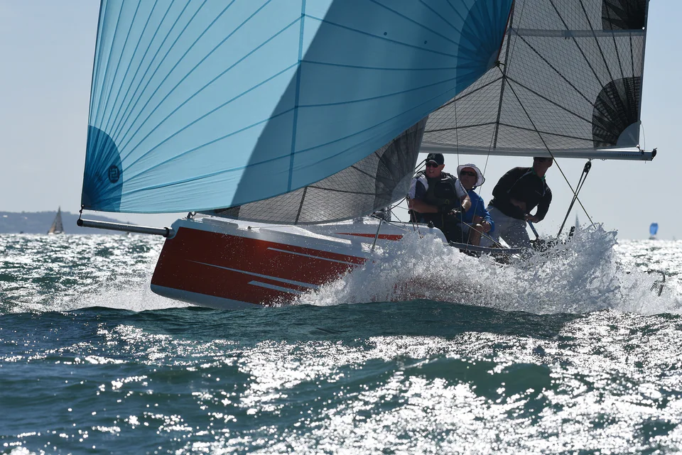 Fareast 19R navegando en popa con un spinnaker azul