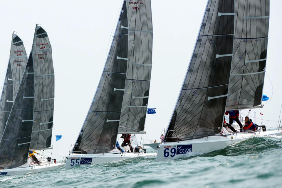 Flota de Fareast 28R compitiendo en regata monotipo