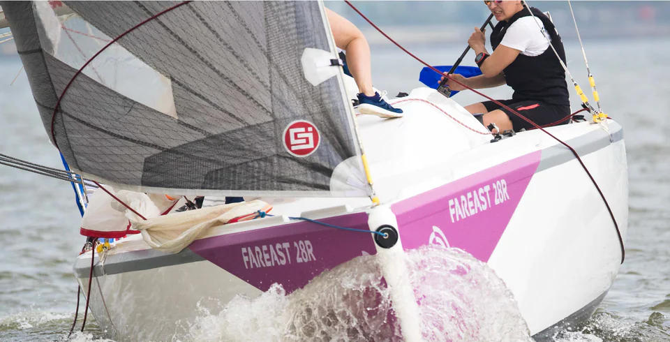 Fareast 28R maniobrando juntos en regata