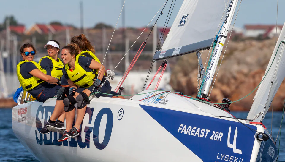 Dos Fareast 28R compitiendo en match race