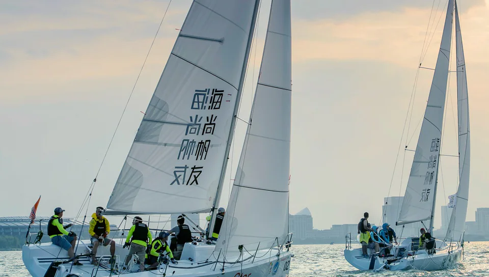 Dos Fareast 28R compitiendo en una regata
