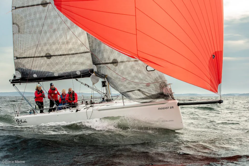 Fareast 31R navegando con spinnaker rojo
