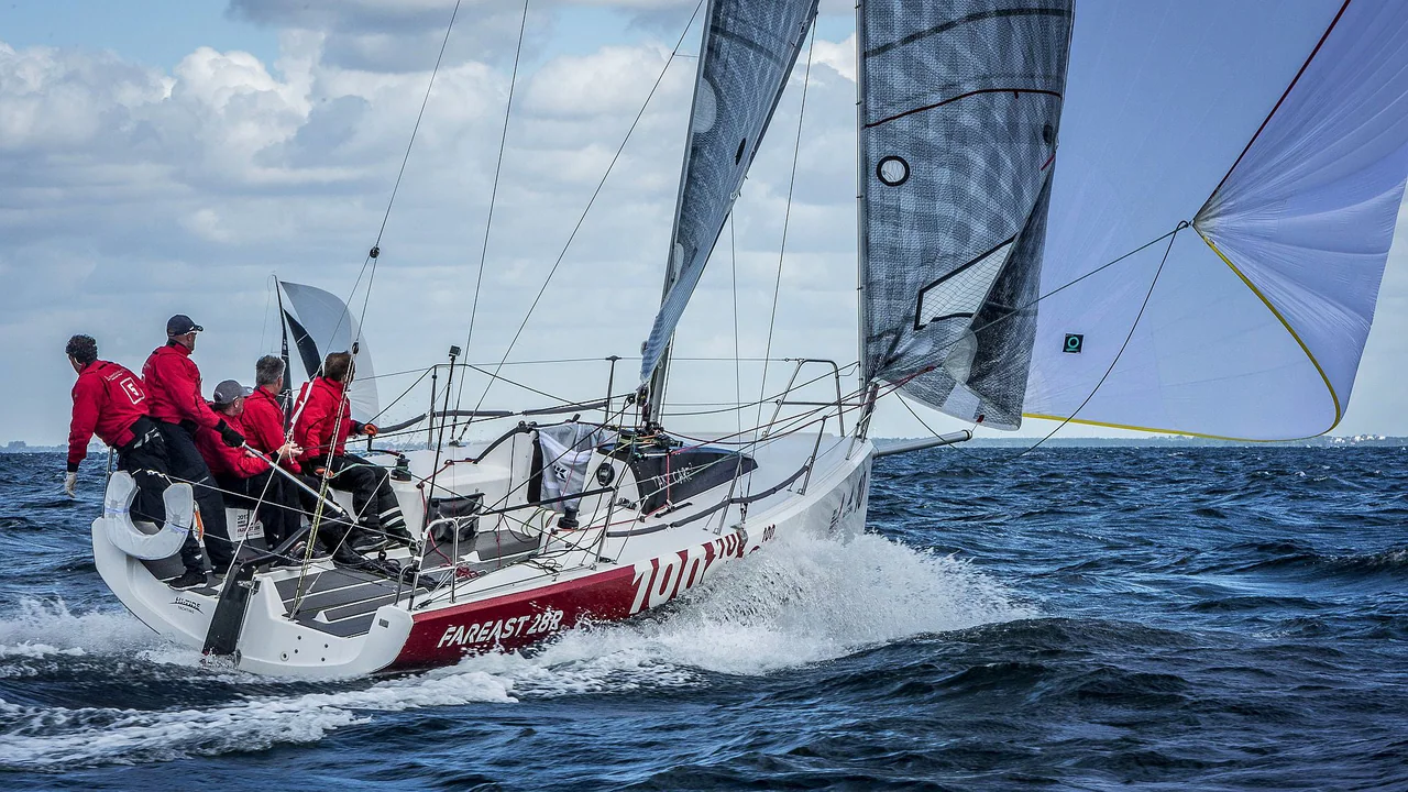 Velero de regata Fareast 28R navegando con un spinnaker rojo