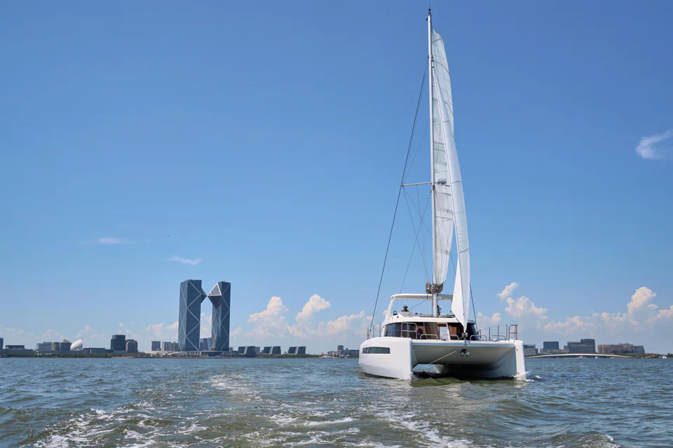 Catamarán de crucero NYX 42C visto desde la proa