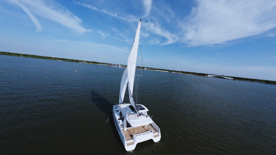 Catamarán NYX 42C visto desde arriba mientras navega