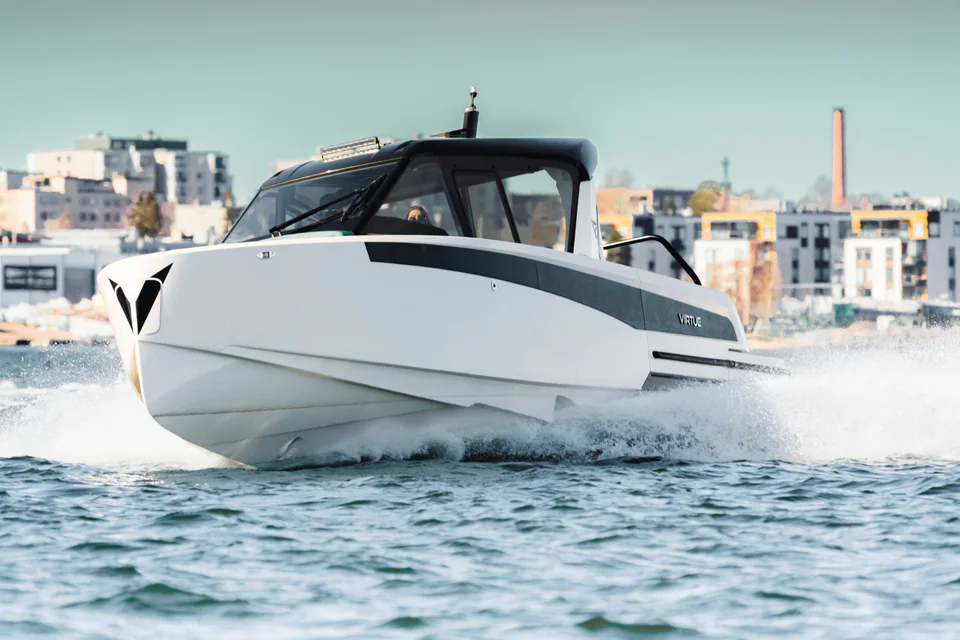 Virtue V33 Cabin gaitā no priekšgala