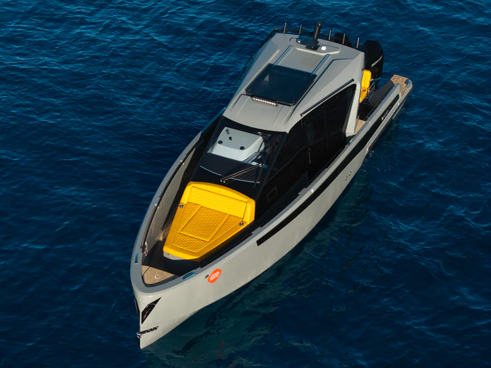 Motorjahta dzidrā ūdenī, skats no augšas