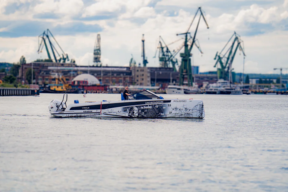 Virtue V33 Open running from the bow quarter