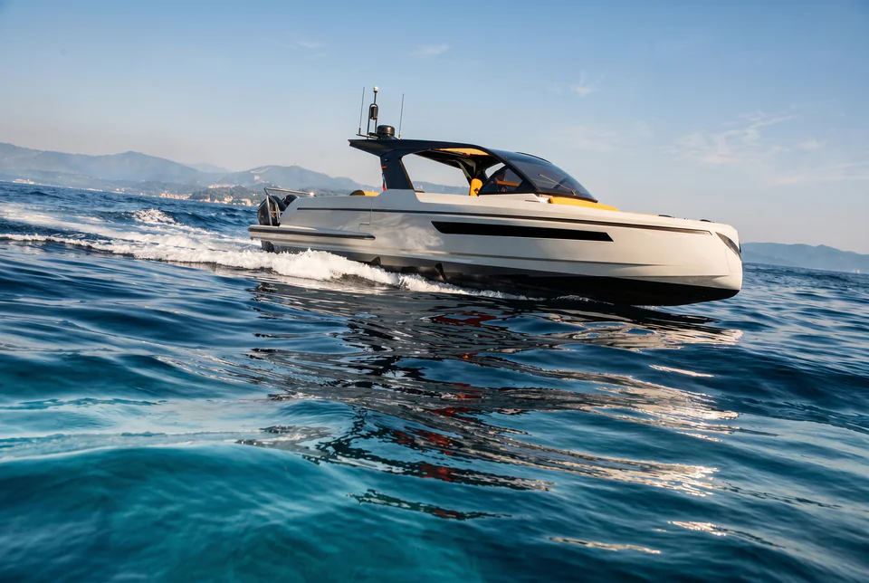 Virtue V45 Hard Top gaitā sānskatā