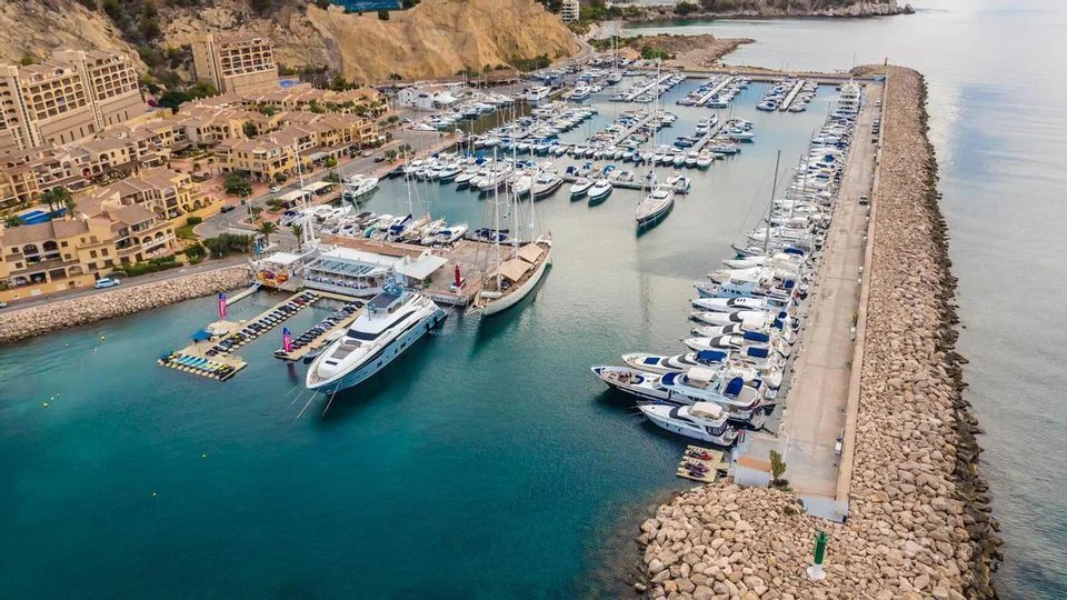 Marina Greenwich / Puerto Campomanes in Altea, with yachts moored along the breakwater