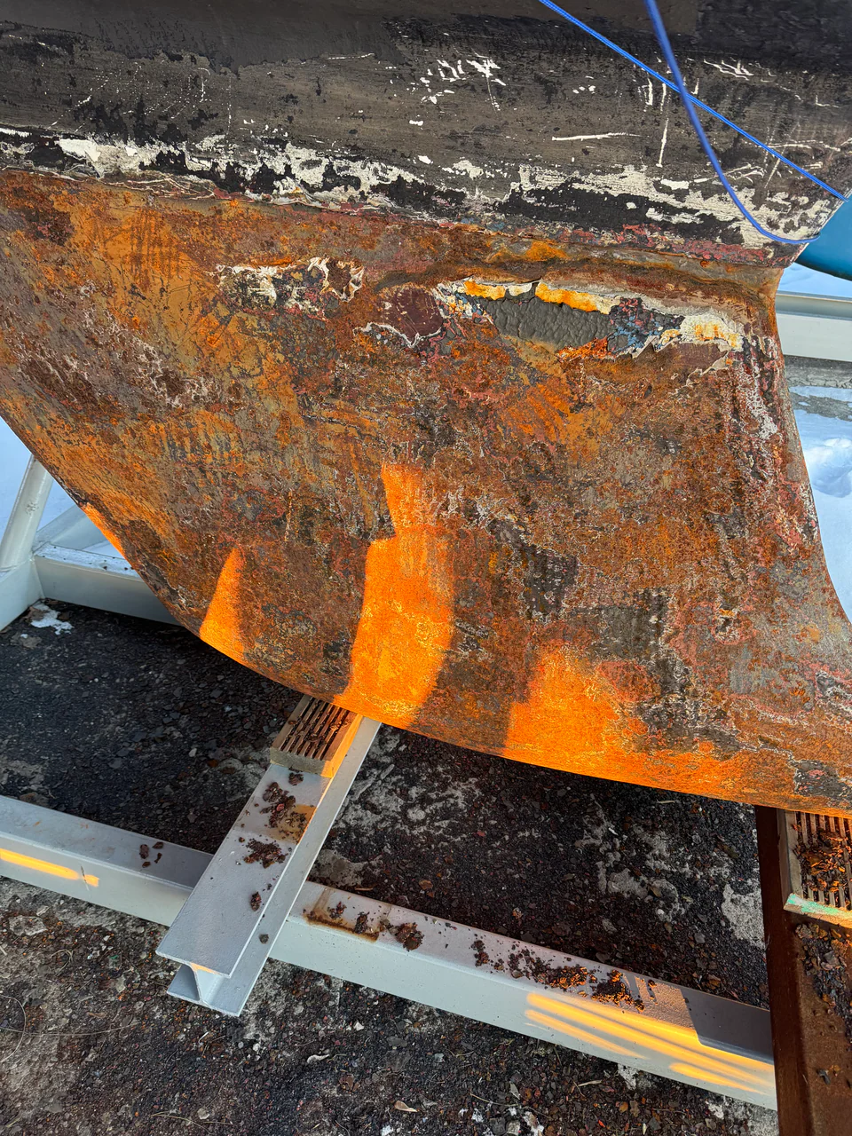 Exposed keel and hull joint of a yacht ashore