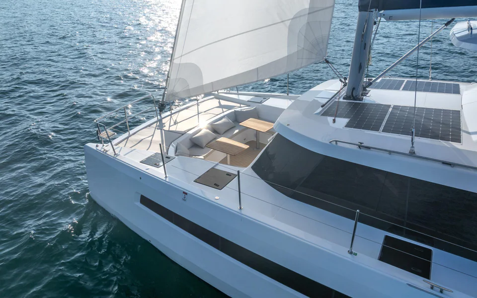 Catamarán NYX navegando